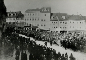 Stadtarchiv Weimar, 60 10-5/35, Blick auf eine Menschenansammlung auf dem Frauenplan, um 1930