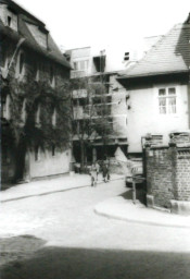 Stadtarchiv Weimar, 60 10-5/4, Blick in die Straße Am Palais, um 1980