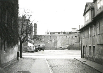 Stadtarchiv Weimar, 60 10-5/4, Blick auf Baulücke Marktstraße 22-26, um 1975