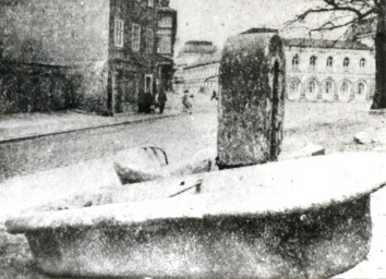 Stadtarchiv Weimar, 60 10-5/4, Blick auf den Schlossgassenbrunnen, um 1975