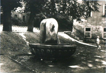 Stadtarchiv Weimar, 60 10-5/4, Blick auf den Schlossgassenbrunnen, um 1910