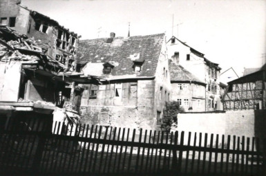 Stadtarchiv Weimar, 60 10-5/4, Blick in die Schloßgasse , 1984