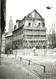 Stadtarchiv Weimar, 60 10-5/4, Blick aus der Marktstraße zur Schloßgasse, um 1975