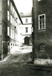 Stadtarchiv Weimar, 60 10-5/4, Blick aus der Schloßgasse zum Burgplatz, um 1987