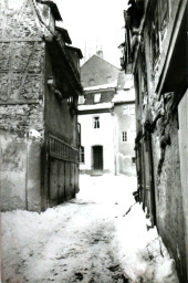 Stadtarchiv Weimar, 60 10-5/5, Blick durch die Gasse »Hinter der Badestube«, um 1982