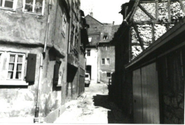 Stadtarchiv Weimar, 60 10-5/5, Blick durch die Gasse »Hinter der Badestube«, ohne Datum