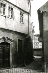 Stadtarchiv Weimar, 60 10-5/5, Blick vom Bornberg in den Durchgang zu Hinter der Badestube, 1978