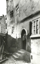 Stadtarchiv Weimar, 60 10-5/5, Blick von "Hinter der Badestube" zur Kaufstraße, 1985