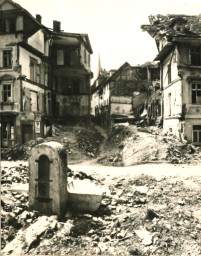 Stadtarchiv Weimar, 60 10-5/5, Blick vom Burgplatz über Schloßgasse zur Mostgasse, 1945