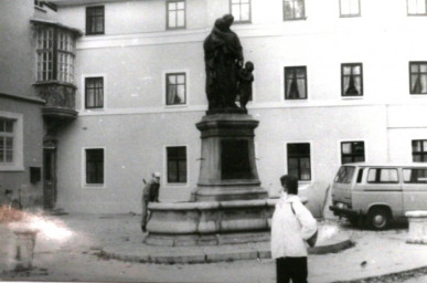 Stadtarchiv Weimar, 60 10-5/7, Blick auf den Donndorfbrunnen, 1985