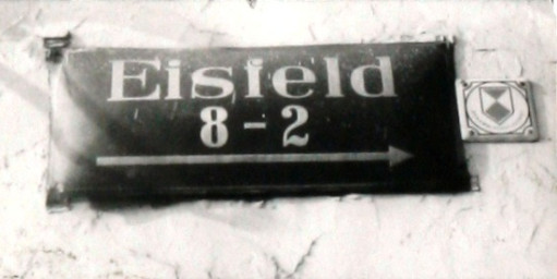 Stadtarchiv Weimar, 60 10-5/7, Straßenschild "Eisfeld, 8-2" und Richtungspfeil, ohne Datum