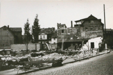 Stadtarchiv Weimar, 60 10-5/7, Blick auf die zerstörten Häuser Eisfeld 8-10, 1959