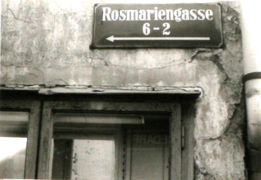 Stadtarchiv Weimar, 60 10-5/7, Straßenschild "Rosmariengasse 6-2", 1980