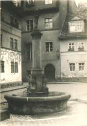 Stadtarchiv Weimar, 60 10-5/8, Delphinbrunnen am Teichplatz , um 1920