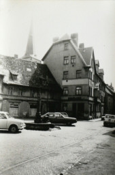 Stadtarchiv Weimar, 60 10-5/8, Blick auf den Teichplatz und in die Teichgasse, 1983