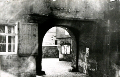 Stadtarchiv Weimar, 60 10-5/8, Blick durch den Torbogen des Frankeschen Hofs in die Kleine Teichgasse , um 1930