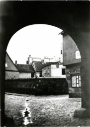 Stadtarchiv Weimar, 60 10-5/8, Blick durch den Torbogen des Frankeschen Hofs in die Kleine Teichgasse, um 1930