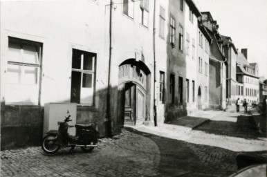 Stadtarchiv Weimar, 60 10-5/8, Blick in die Kleine Teichgasse , 1980