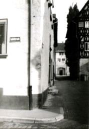 Stadtarchiv Weimar, 60 10-5/8, Blick von der Geleitstraße in die Scherfgasse, 1980