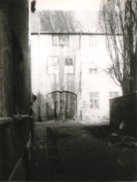 Stadtarchiv Weimar, 60 10-5/8, Blick aus der Scherfgasse auf die Kleine Teichgasse 5, 1980