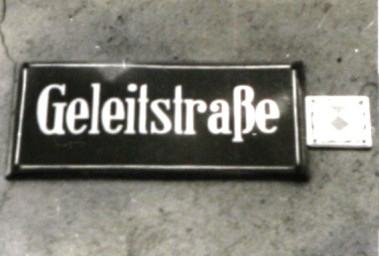 Stadtarchiv Weimar, 60 10-5/9, Straßenschild "Geleitstraße", ohne Datum