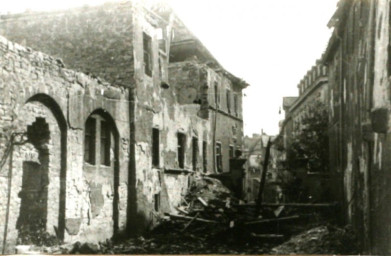 Stadtarchiv Weimar, 60 10-5/9, Blick in den Zeughof, nach 1945