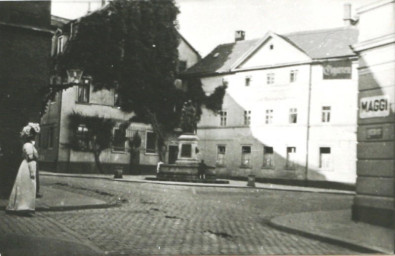 Stadtarchiv Weimar, 60 10-5/9, Blick zum Donndorfbrunnen in der Geleitstraße, um 1900