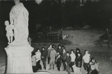 Stadtarchiv Weimar, 60 10-5/9, Blick auf den Donndorfbrunnen in der Geleitstraße , 1980