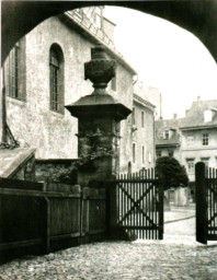 Stadtarchiv Weimar, 60 10-5/9, Blick aus der Zufahrt Wittumspalais in die Straße Am Palais, 1908