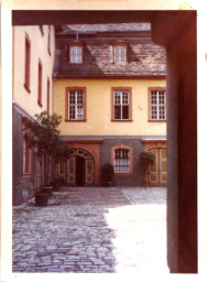 Stadtarchiv Weimar, 60 10-5/9, Blick in den Innenhof des Wittumspalais, 1985