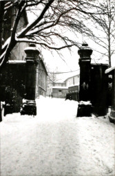 Stadtarchiv Weimar, 60 10-5/9, Blick in den Zeughof, um 1950