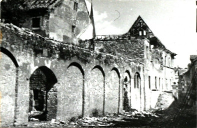 Stadtarchiv Weimar, 60 10-5/9, Blick in den Zeughof, 1945