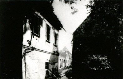 Stadtarchiv Weimar, 60 10-5/9, Blick vom Theaterplatz in den Zeughof, nach 1945