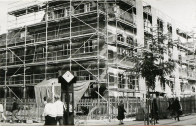 Stadtarchiv Weimar, 60 10-5/9, Blick auf den Theaterplatz/Ecke Schillerstraße, 1988