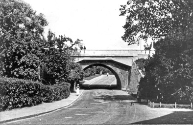 Stadtarchiv Weimar, 60 10-5/22, Blick von der Asbachstraße durch den Viaduktbogen, um 1930