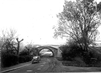 Stadtarchiv Weimar, 60 10-5/22, Blick von der Asbachstraße durch den Viaduktbogen, um 1930