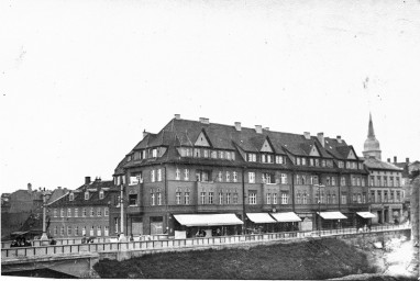 Stadtarchiv Weimar, 60 10-5/22, Blick von der Asbachstraße auf  »Vier-Giebel-Haus« »Am Viadukt 2, 4, 6, 8« , um 1936