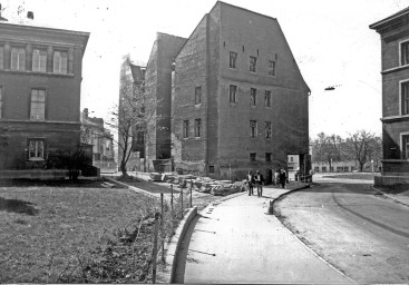 Stadtarchiv Weimar, 60 10-5/22, Blick vom Karl-Marx-Platz auf die verbliebenen Häuser »Am Viadukt«, vor 1984