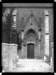 Stadtmuseum Weimar, Eichhorn 605 (K II 029 A), Blick auf das Portal der Kirche »St. Peter und Paul« Oberweimar, um 1940