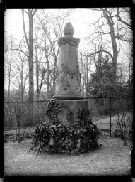 Stadtmuseum Weimar, Eichhorn 645 (K II 043 A), Blick auf das Euphrosyne-Denkmal, um 1940