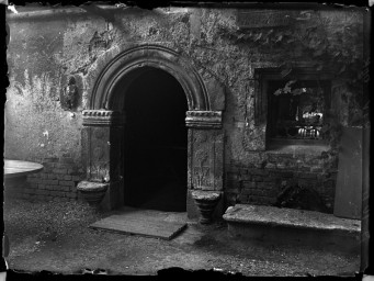 Stadtmuseum Weimar, Eichhorn 707 (K II 069 A), Blick auf das westliche Portal des Zeughauses, um 1940