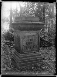 Stadtmuseum Weimar, Eichhorn 779 (K II 097 A), Blick auf den Grabstein der Familie Bertuch, 1944