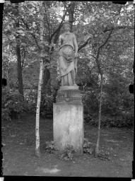 Stadtmuseum Weimar, Eichhorn 786 (K II 099 A), Blick auf eine Statur im Weimarhallenpark, 1944