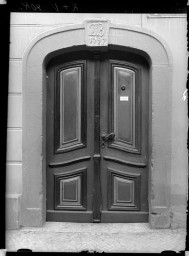 Stadtmuseum Weimar, Eichhorn 805 (K II 103 A), Blick auf das Portal »Rollgasse 1«, um 1940