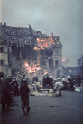 Privatarchiv Constantin Beyer, 1945 Agfacolor A-08,11-(?) (Kopie-auf-Kodak), Marktnordseite, 1945