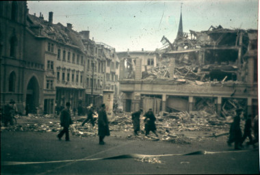 Privatarchiv Constantin Beyer, 1945 Agfacolor A-10, Markt, Nordwestseite, 1945