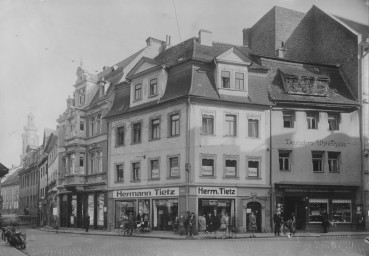 , 60 14 K1-157/1, Blick aus der Marktstraße auf die Ecke Kaufstraße/Schlossgasse, um 1930