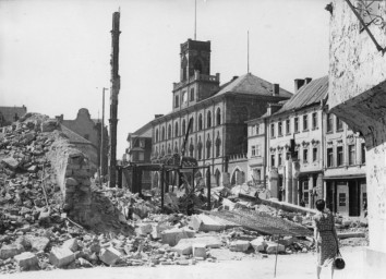 , 60 14 K1-171/2, Kaufstraße/Markt, wohl 1945