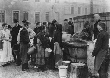 , 60 14 K1-21/1, Wasserholer am Brunnen auf dem Wielandplatz  , um 1906