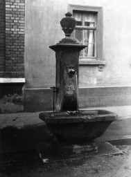 , 60 14 K1-28/5, Der Vasenbrunnen in der Gartenstraße, um 1920